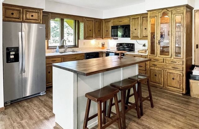 Spacious Beachfront Retreat with Kayaks, close to all "Lakes Area" attractions