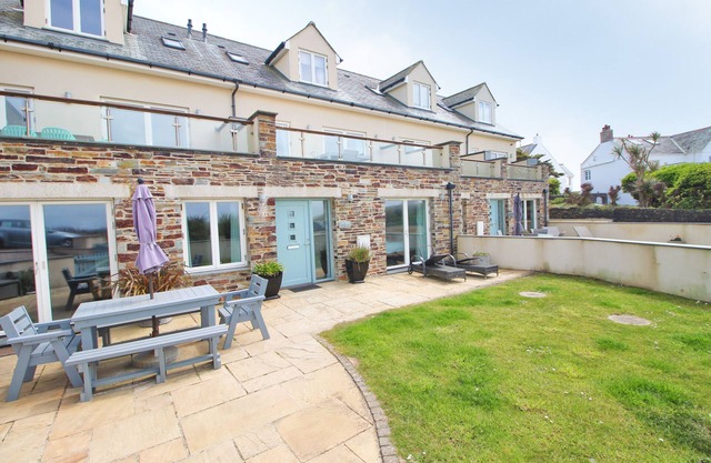 Spacious beachside apartment with garden and sea views, dogs welcome