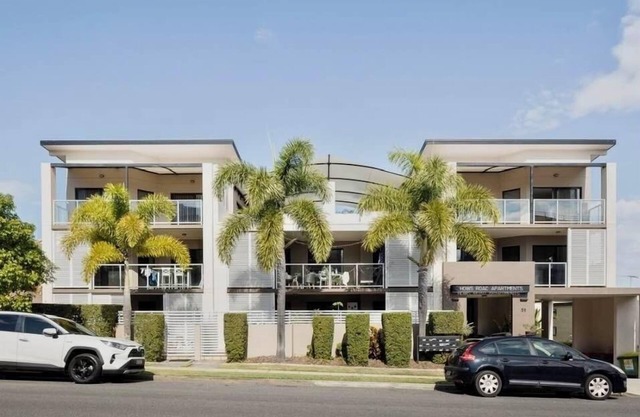 Spacious beachy apartment with leafy outlook.Close to airport, bus, train, shops