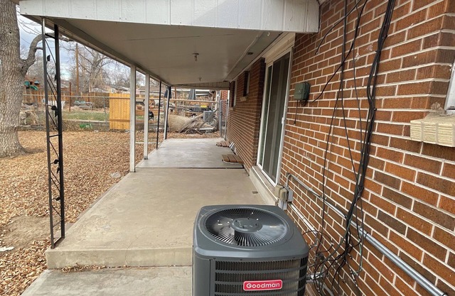 Spacious bedroom 3-house with AC, fitness room in beautiful Westminster