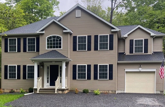 Spacious brand new 4-bedroom house in wonderful Big Bass Lake with AC