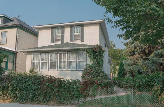 Spacious & Bright 2BR Near Downtown | Free Parking