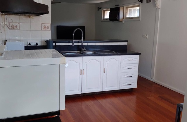 Spacious & Bright 4 Bedroom Family House & Garden