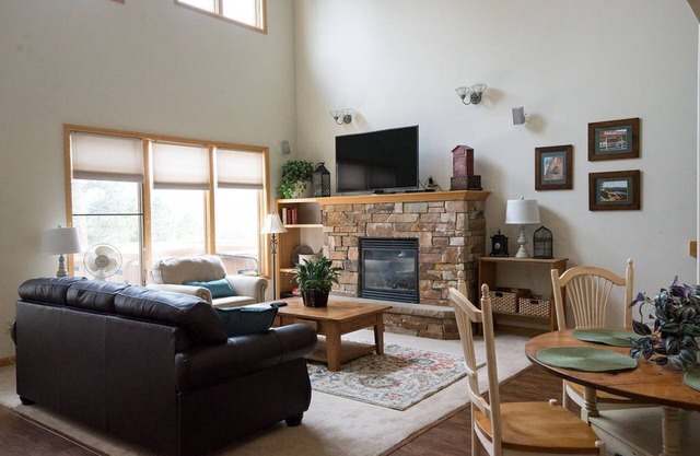 Spacious, bright condo w/ outdoor hot tub, and amazing views of Estes Valley!