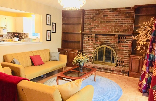 Spacious Bungalow- 4 bedrooms- 3 Full Bath + Den, 9 beds