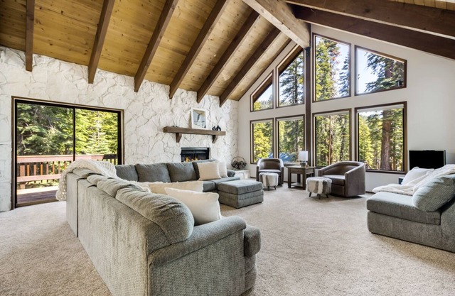 Spacious Cabin: 10 minutes to Northstar & the Lake