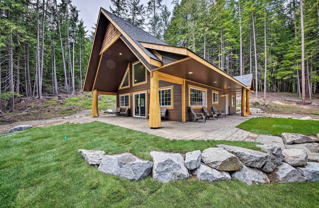 ¡NUEVO! Cabaña espaciosa por Priest Lake & Elkins Resort