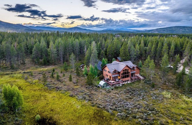 Spacious 5BR cabin w/ hot tub & mountain views