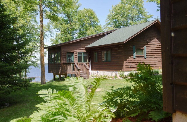 Amplia cabina nueva en Big Sandy- Ice / Fish House ¡acceso incluido!