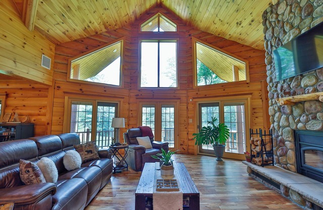 Spacious Cabin on Private Lake w/ kayaks, Luxury Amenities