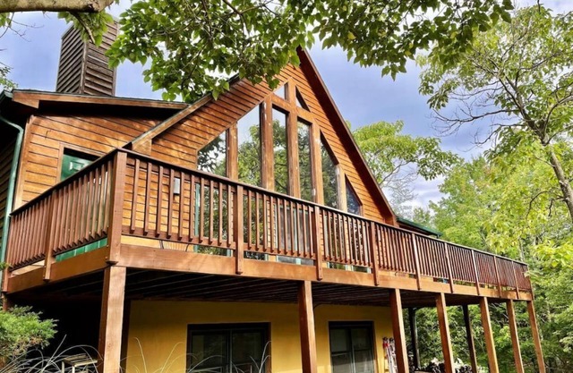 Spacious Cabin Right Next to Cacapon State Park