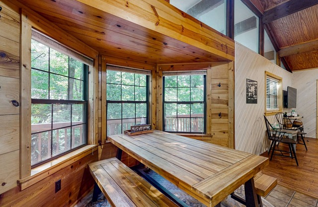 Spacious cabin w/ direct access to river & fire place, screened porch