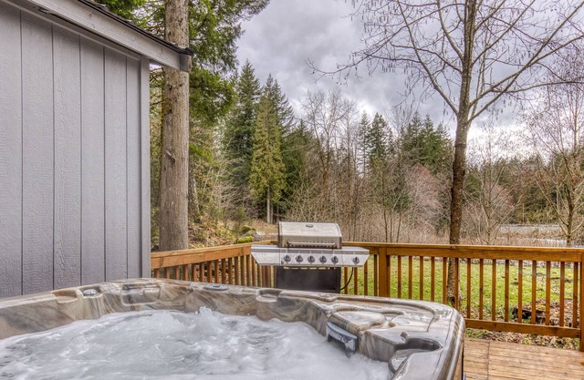Spacious cabin w/ hot tub, bbq, near Zig Zag river, Riverbend #3