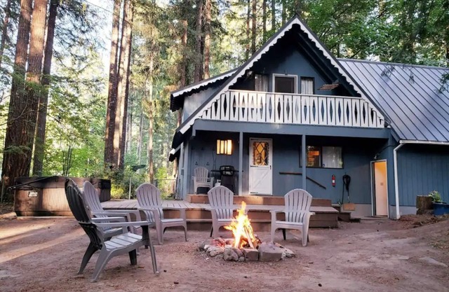 Spacious cabin with hot tub, close to Mt. Rainer