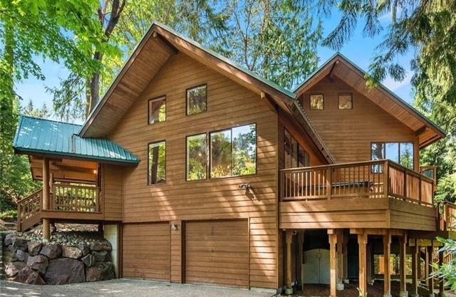 Spacious Cabin with hot tub, sauna, AC, loft, king bed, free parking