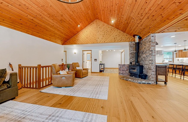 Spacious cabin with mountain views, saltwater hot tub, wood stove, & pool table