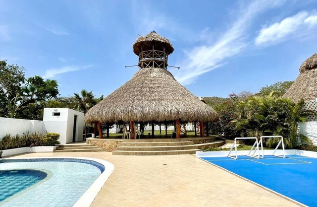 Amplia cabaña con piscina y kiosko en Palmarito