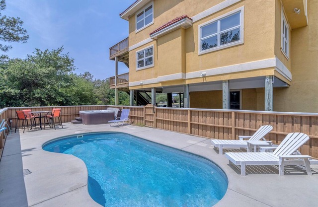 Spacious canalfront home w/ pool & hot tub on the 4x4 beaches of Carova!