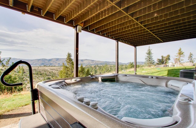 Spacious Canyon Ferry Lake House with Bar & Views!