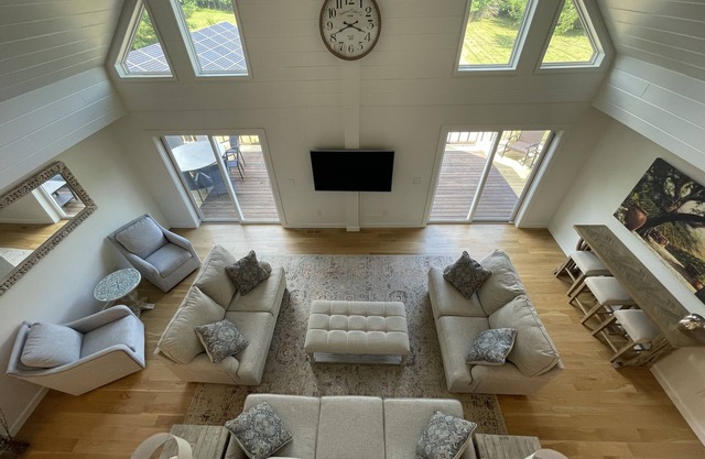 Elegant Catskill Retreat: 8BR Windham Getaway with Hot Tub & Vineyard Views