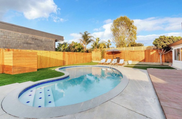 Spacious & Central 5-bedroom house in San Diego with Pool + Firepit, Sleeps 11