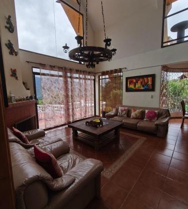 Spacious chalet on Lake Calima