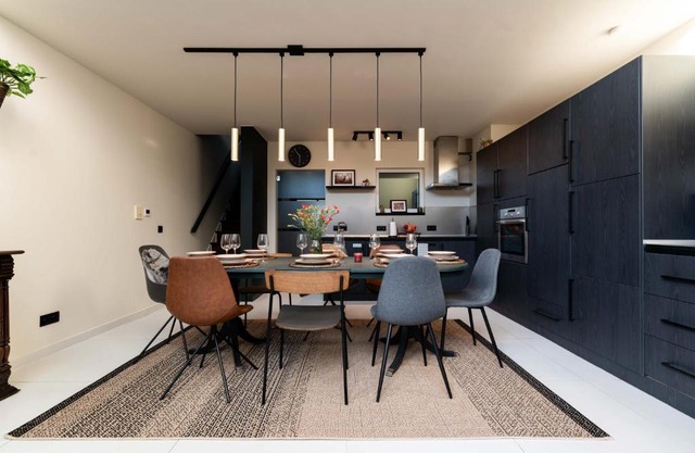 Spacious & Chic House in Center