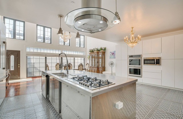Spacious Chicago Home ~ 6 Mi to Wrigley Field!