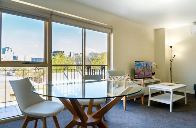 Spacious City Stay Near Lygon Street Dining