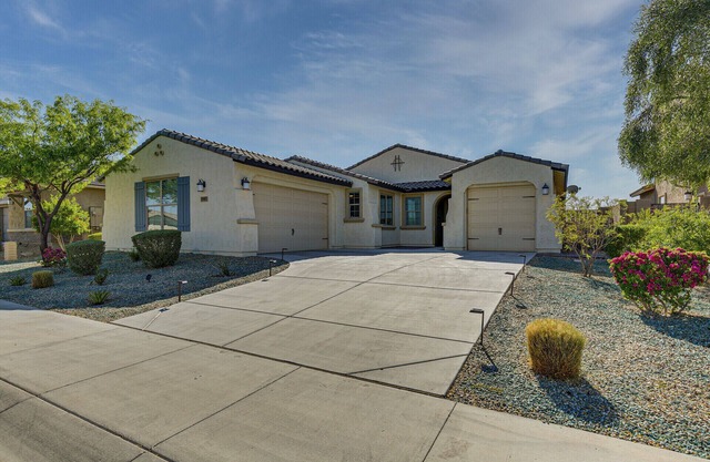 Spacious, clean 4 bd/3 bath house w/ private pool, patio close to sports, hiking