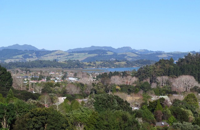 Spacious clean & sunny home with fabulous views! 2.7kms to town. Unlimited Wi-Fi