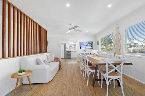 Spacious Coastal Retreat Sleeps 10 PacMan Fireplace 5Mins Beach