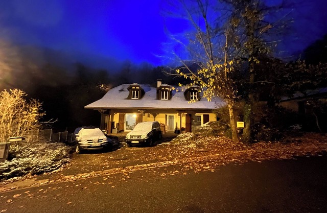 Spacious, comfortable and cosy house, lifts 10mm away on foot.