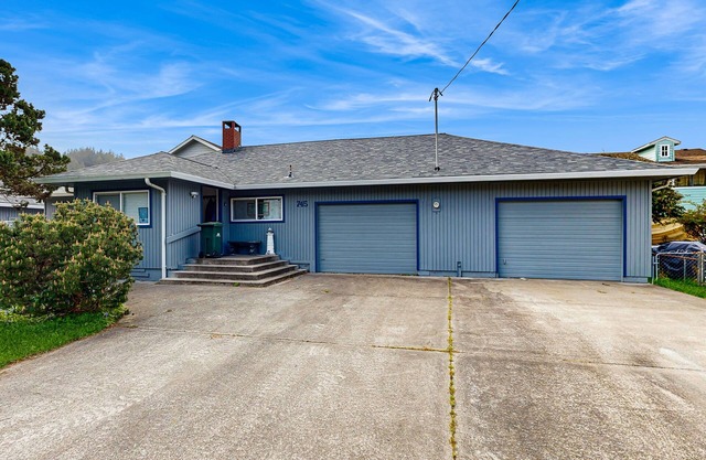 Spacious & comfortable home close to the Habor, Sand Dunes, beaches, & parks