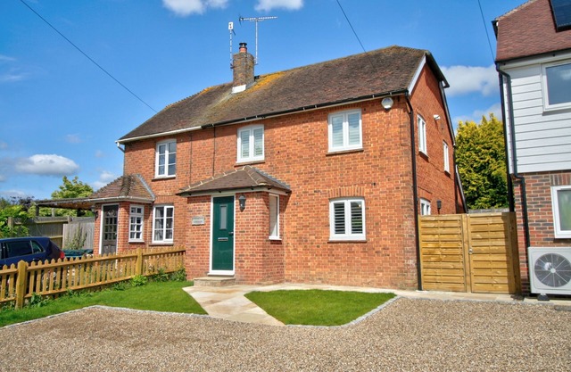 Spacious comfy cottage in the middle of a beautiful Kent village.