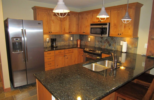 Spacious Condo, Balcony, Hot Tub, Sauna, Steam Room, Bike/ Ski Storage, View