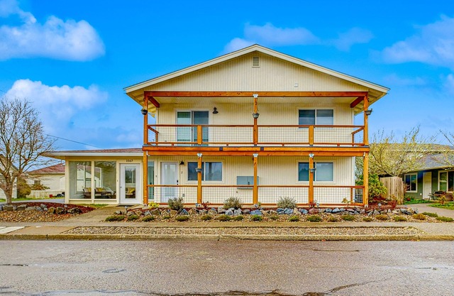 Spacious condo, close to the river, with WiFi, streaming, washer/dryer