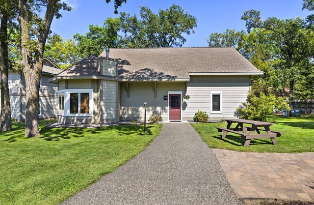 Spacious Condo Steps from Gull Lake Shoreline with Fire Pits, Boat/Boat Lift Rentals