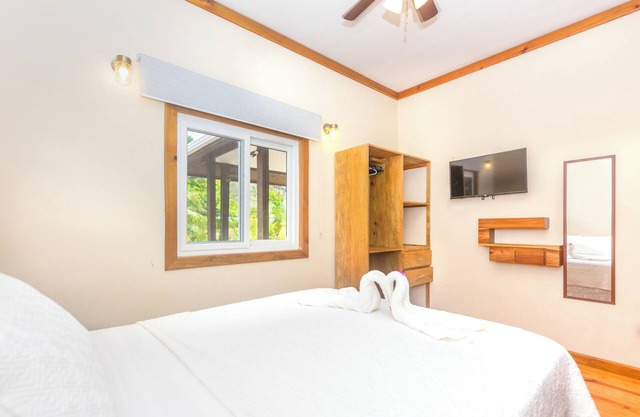 Spacious condo unit in West End paradise!