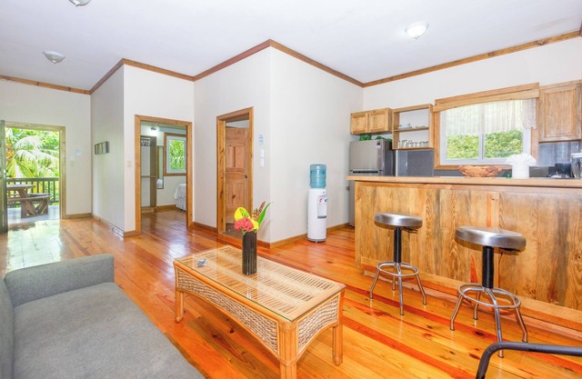 Spacious condo unit in West End paradise!