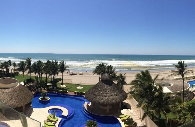 Amplio condominio con espectacular vista al mar, acceso a la playa y piscina, capacidad para 10