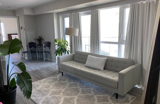 SPACIOUS CONDO WITH VIEW OF CITY. POOL.GYM.HOT TUB.SLEEPS 4