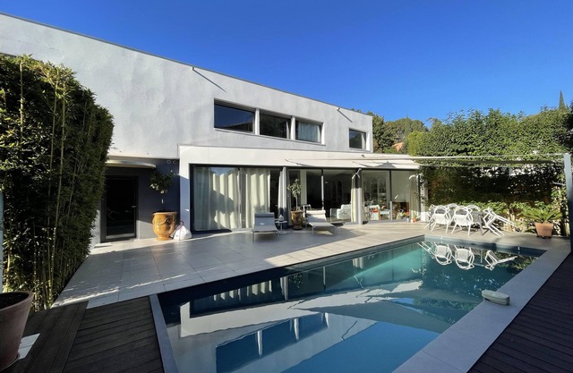 Spacious contemporary villa in town center