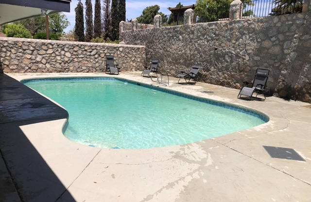 Spacious Corner house with a Pool