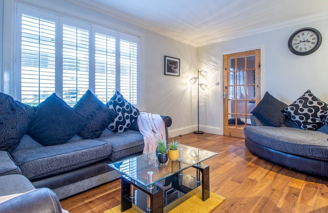 Spacious Cosy Home Near Glasgow