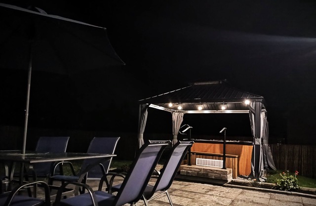Spacious cottage w/ All-season 8-seat hot tub; firepit, games room. Sleeps 8-10