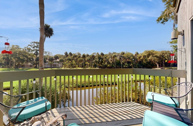 Spacious cottage with lagoon and golf course views - dog-friendly