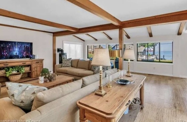 Spacious Cottage with Private Beach