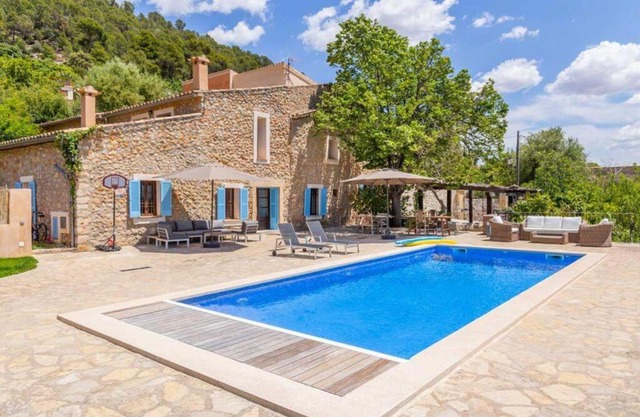 Spacious country home in Alaro