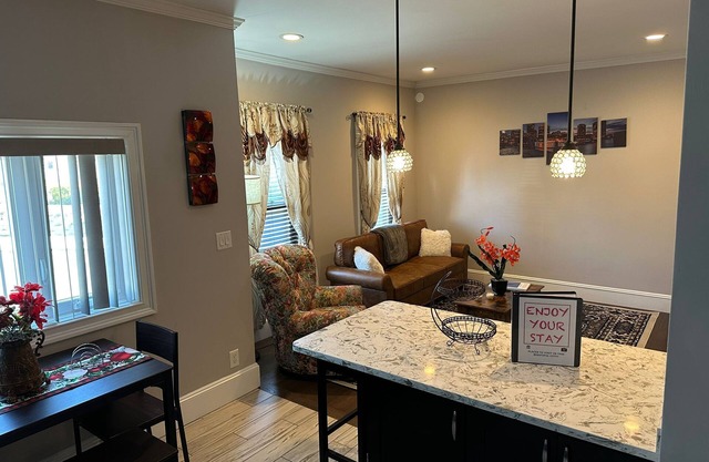 Spacious, Cozy, near T station -Private Parking -Free Wifi -Washer & Dryer - AC